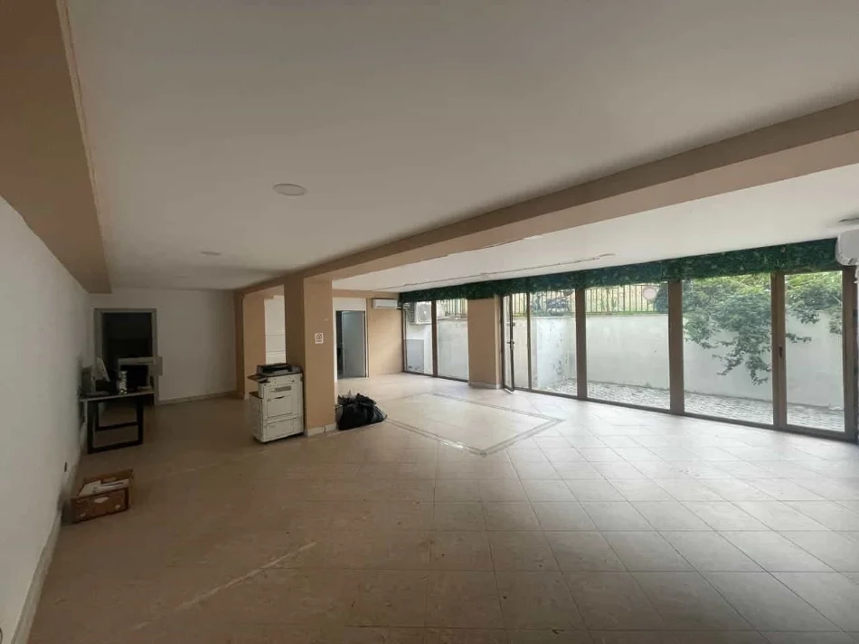 Tirane, jepet me qera dyqan Kati 0, 165 m² 1.600 € (Rruga Fadil Rada)