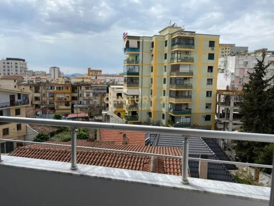 Tirane, jepet me qera apartament 1+1 Kati 5, 60 m² 650 € (Rruga e Barrikadave)