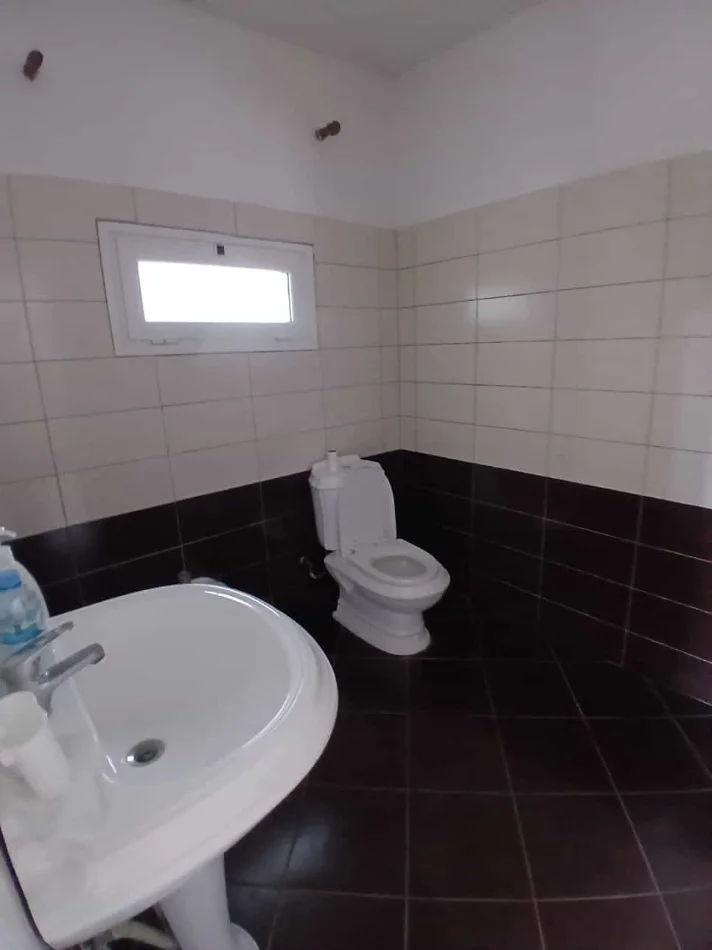 Tirane, jepet me qera Vile 2+1 Kati 1, 500 m² 520 € (Rruga Iliria)