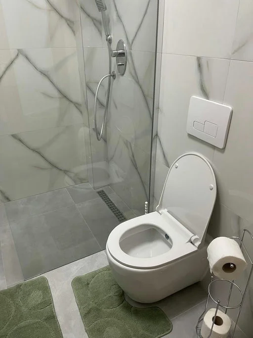 Tirane, jepet me qera 2+1 Kati 1, 110 m² 610 € 