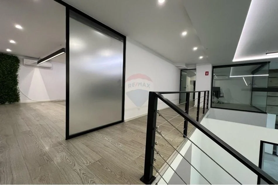 Tirane, jepet me qera ambjent biznesi Kati 0, 270 m² 2.700 € (Qender)