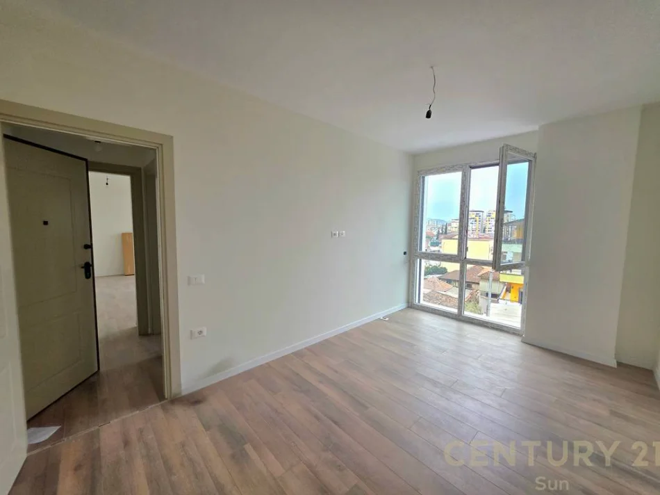 Tirane, jepet me qera zyre Kati 3 + Post Parkimi , 60 m² 500 € (Bulevardi i ri)