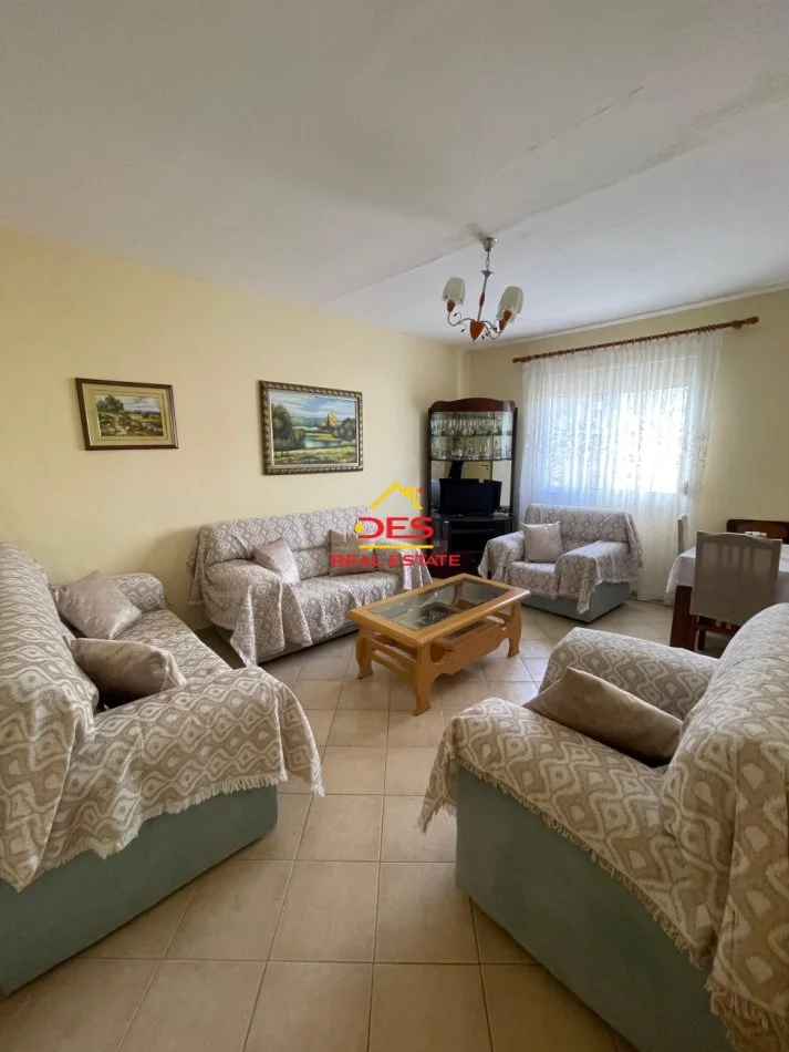 Vlore, jepet me qera apartament 2+1+Ballkon Kati 4, 55 m² 250 € (Rruga Osman Haxhiu)