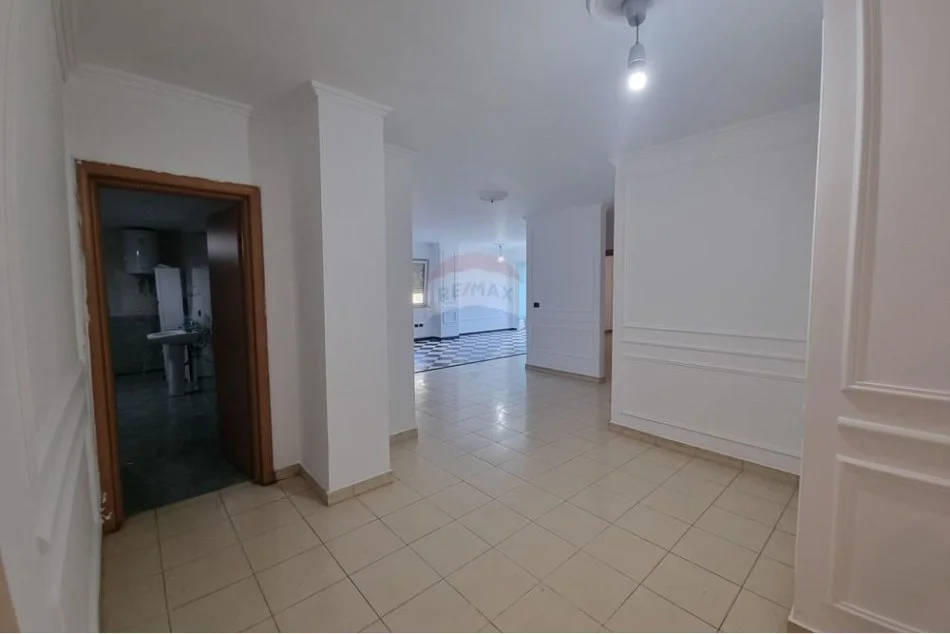 Tirane, shitet apartament 2+1+Ballkon Kati 4, 136 m² 272.000 € (Materniteti i Ri)