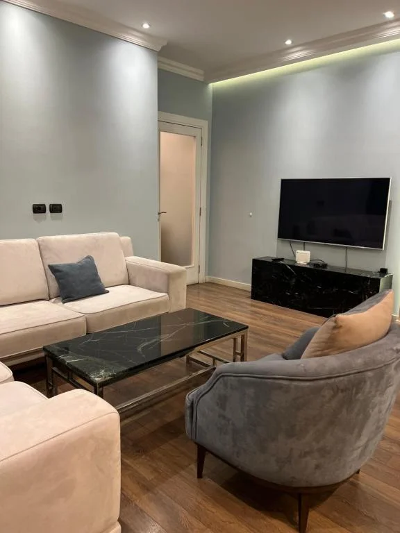 Tirane, jepet me qera apartament 2+1 , 110 m² 1.500 € (Sheshi Skenderbej)