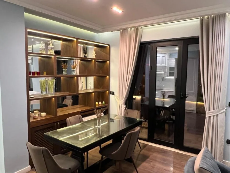 Tirane, jepet me qera apartament 2+1 , 110 m² 1.500 € (Sheshi Skenderbej)