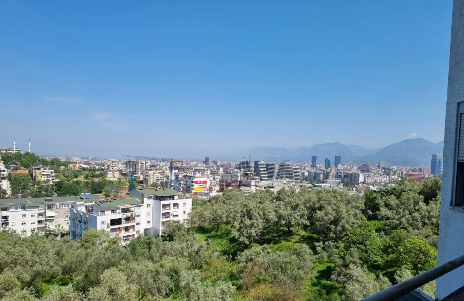 Tirane, jepet me qera apartament 3+1 Kati 2, 211 m² 1.000 € (Pranë Liqenit Artificial, Rr. Peti)