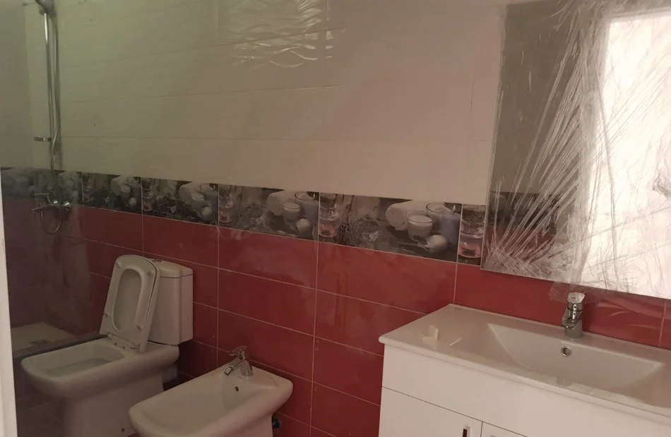 Tirane, jepet me qera apartament 3+1 Kati 2, 211 m² 1.000 € (Pranë Liqenit Artificial, Rr. Peti)