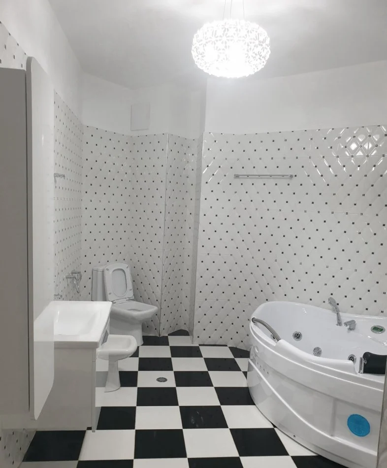 Tirane, jepet me qera apartament 3+1 Kati 2, 211 m² 1.000 € (Pranë Liqenit Artificial, Rr. Peti)