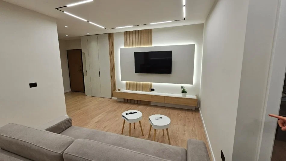 Tirane, jepet me qera apartament 2+1 , 75 m² 800 € (Komuna e Parisit, prane rrethit)