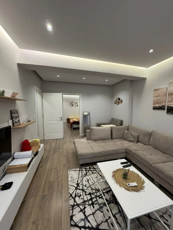 Tirane, shitet apartament 1+1 Kati 4, 67 m² 115.000 € (Shkolla "Vasil Shanto", prane KESH)