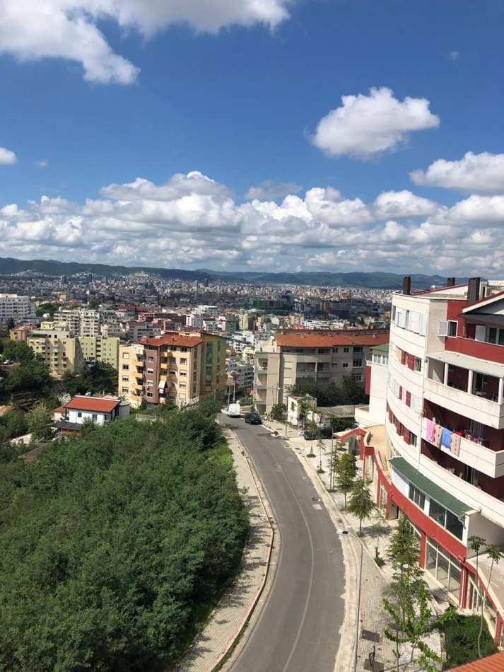 Tirane, shitet apartament 2+1+2+2 Poste parkimi , 100 m² 155.000 € (ne Fresk)