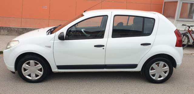 Tirane, jap me qera makine Dacia Sandero Viti 2012, 3.000 Leke