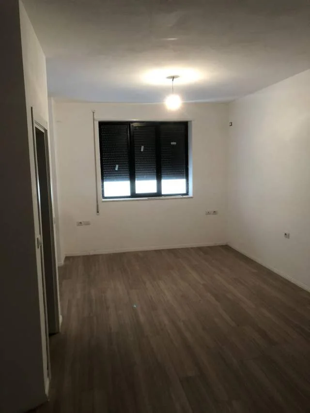 Tirane, shes garsonier 1+1 Kati 1, 56 m² 60.000 Euro (Rruga Siri Kodra)