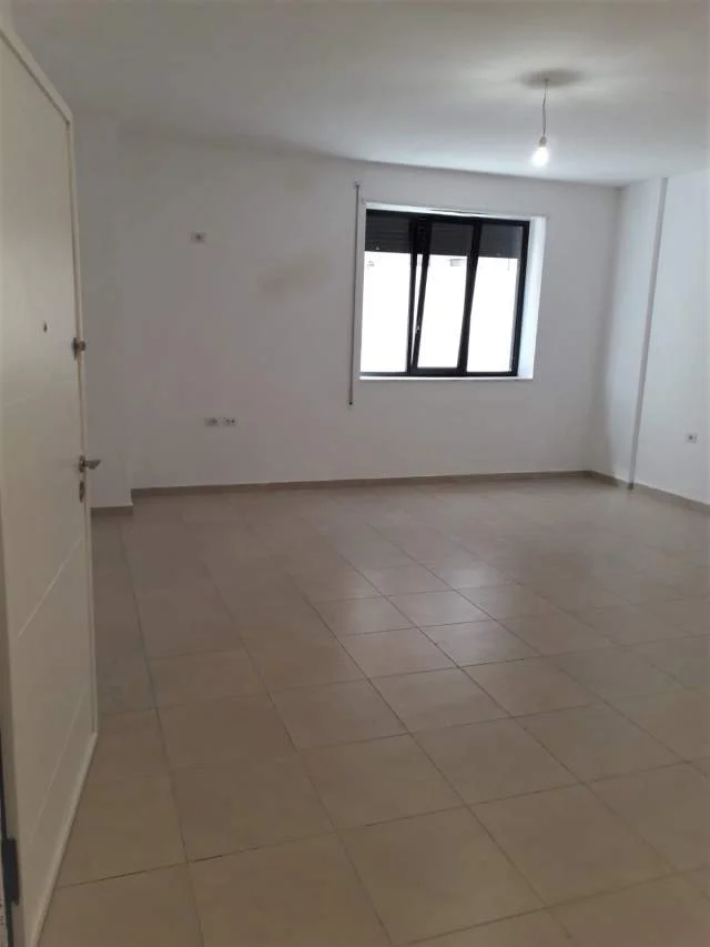 Tirane, shes garsonier 1+1 Kati 1, 55 m² 55.000 Euro (Rruga Siri Kodra)