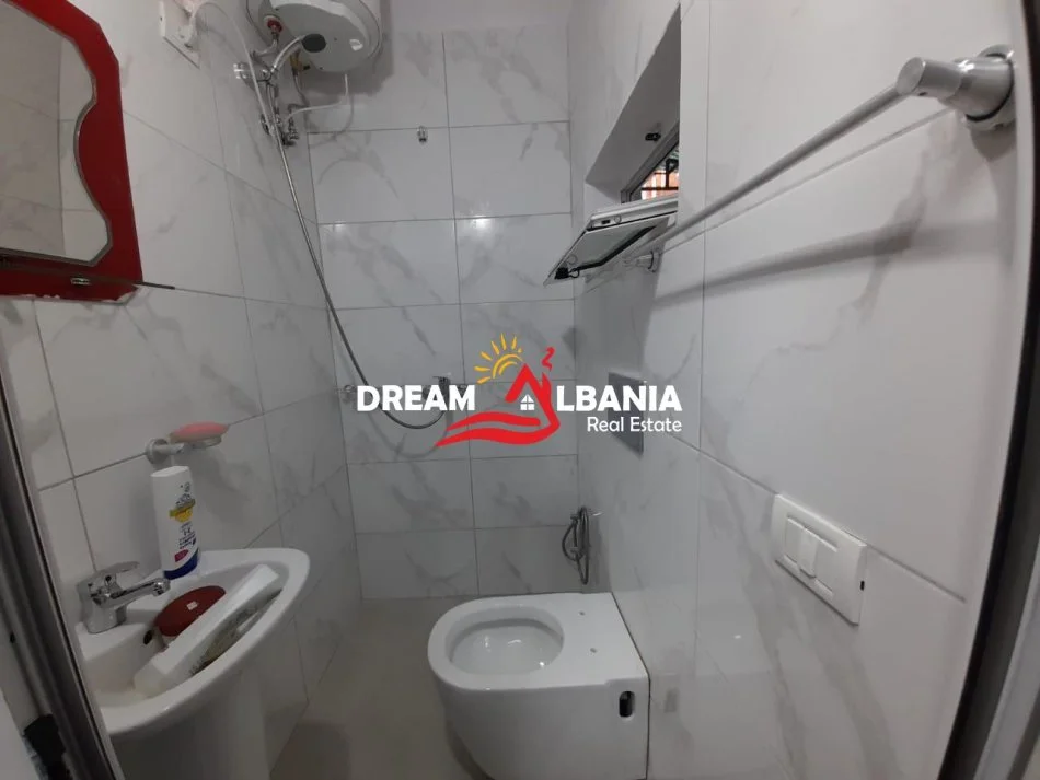 Tirane, jepet me qera garsonier Kati 2, 35 m² 600 € (tek rruga Margarita Tutulani prane Gjimnazit Petroninit)