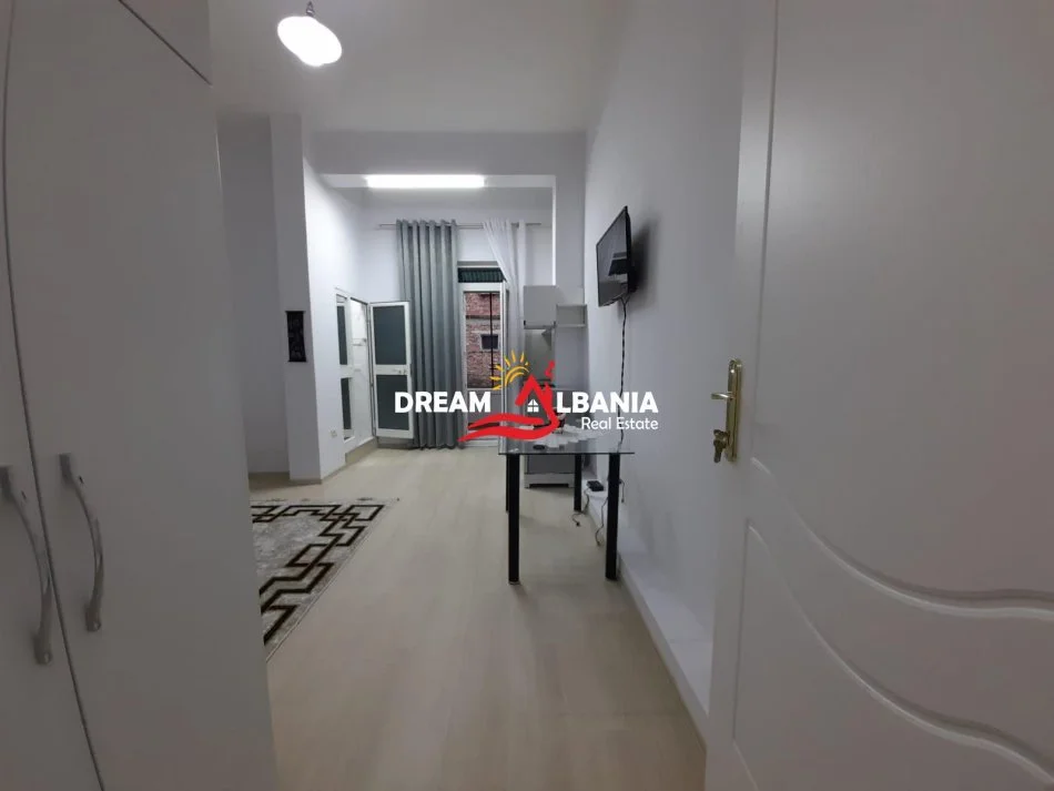 Tirane, jepet me qera garsonier Kati 2, 35 m² 600 € (tek rruga Margarita Tutulani prane Gjimnazit Petroninit)