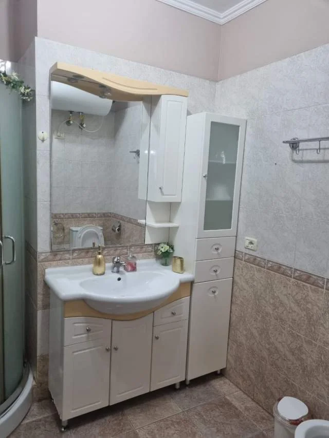 Tirane, jepet me qera apartament 2+1 Kati 7, 102 m² 550 Euro (Rruga e Barrikadave)