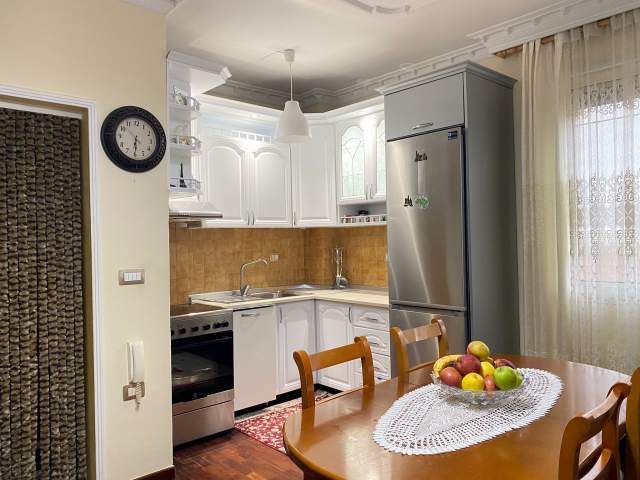 Tirane, jepet me qera apartament 2+1 Kati 3, 100 m² 600 Euro (Zogu I)