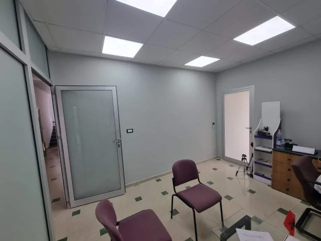 Tirane, jepet me qera ambjent biznesi Kati 1, 95 m² 520 Euro (Sauk)