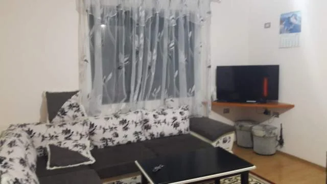 Tirane, jap me qera apartament kati 2-te me oborr 1+1, 60 m² 25.00 euro (Rruga Baram Allarai)