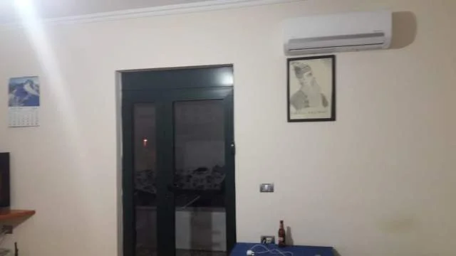 Tirane, jap me qera apartament kati 2-te me oborr 1+1, 60 m² 25.00 euro (Rruga Baram Allarai)