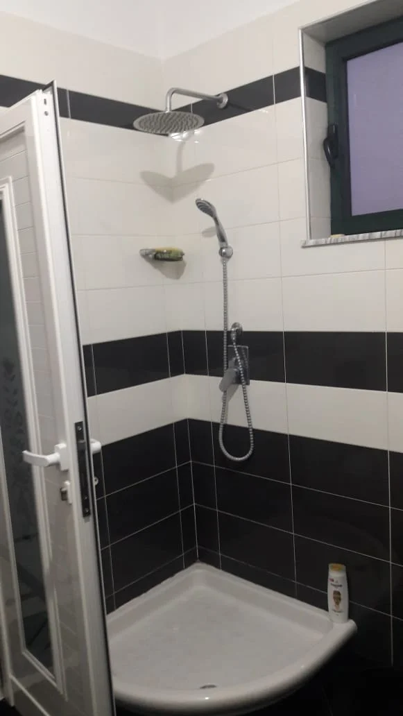 Tirane, jap me qera apartament kati 2-te me oborr 1+1, 60 m² 25.00 euro (Rruga Baram Allarai)