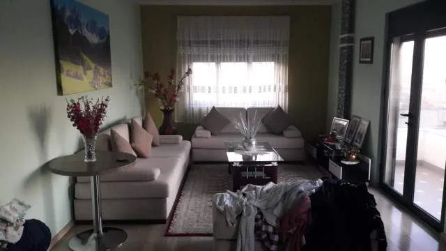 Tirane, jap me qera apartament kati 2-te me oborr 1+1, 60 m² 25.00 euro (Rruga Baram Allarai)