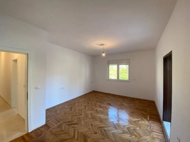 Tirane, jepet me qera ambjent biznesi Kati 1, 200 m² 2.000 Euro (RRUGA IRFAN TOMINI)