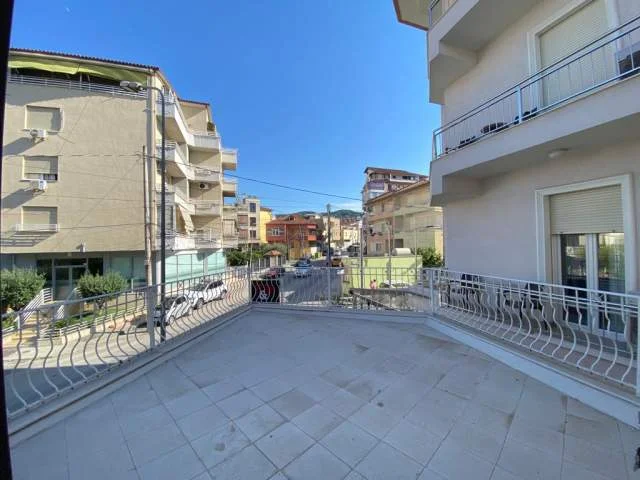 Tirane, jepet me qera ambjent biznesi Kati 1, 200 m² 2.000 Euro (RRUGA IRFAN TOMINI)