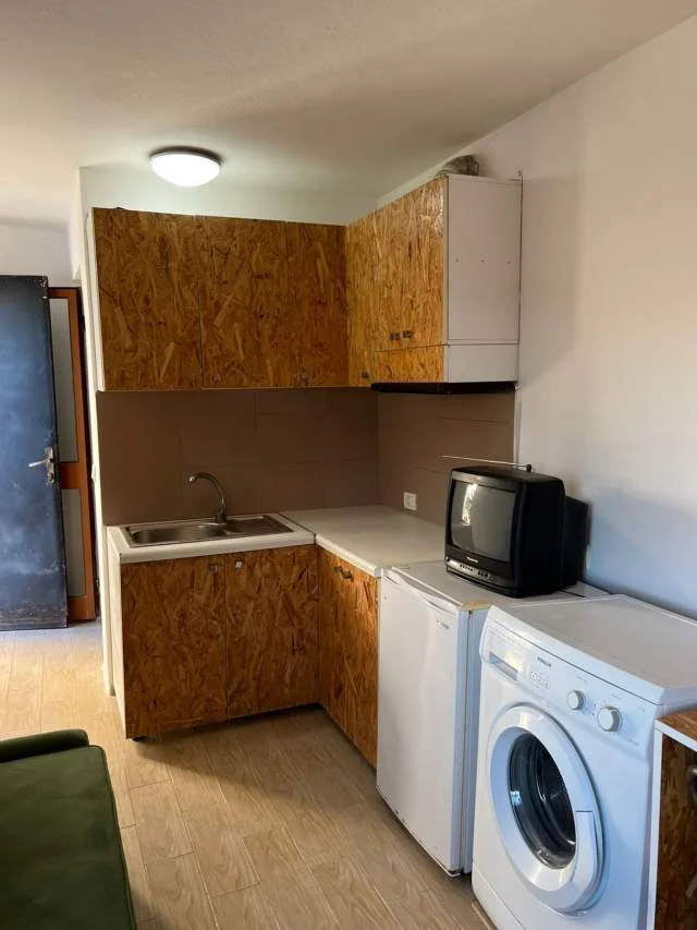 Tirane, jap me qera shtepi, 1+1, me oborr, 45 m2, 200 euro  (Rruga Todi Shkurti, tek Grandi, tregu elektrik)