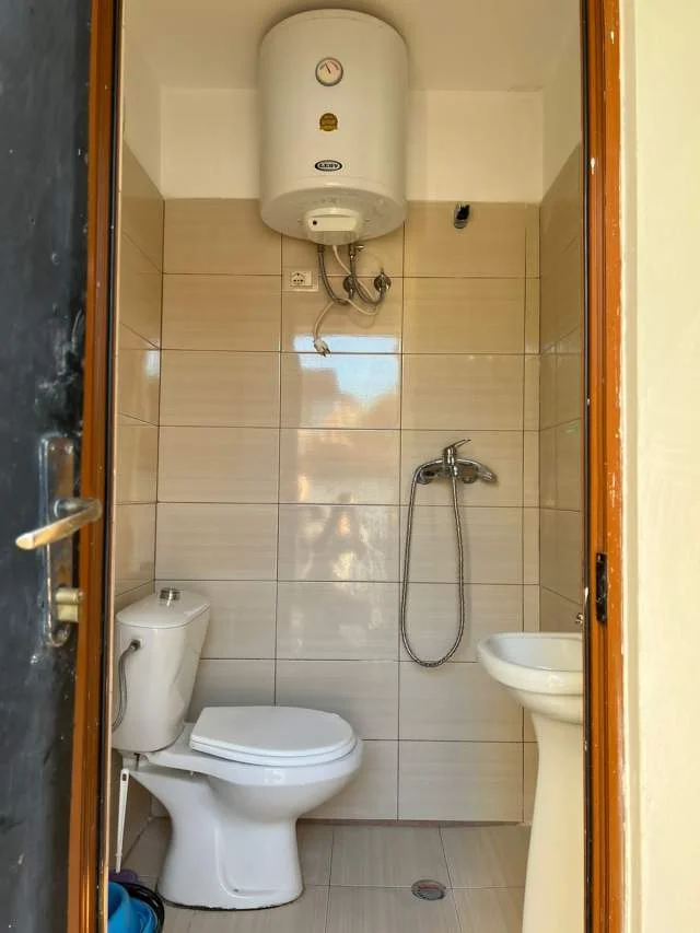 Tirane, jap me qera shtepi, 1+1, me oborr, 45 m2, 200 euro  (Rruga Todi Shkurti, tek Grandi, tregu elektrik)