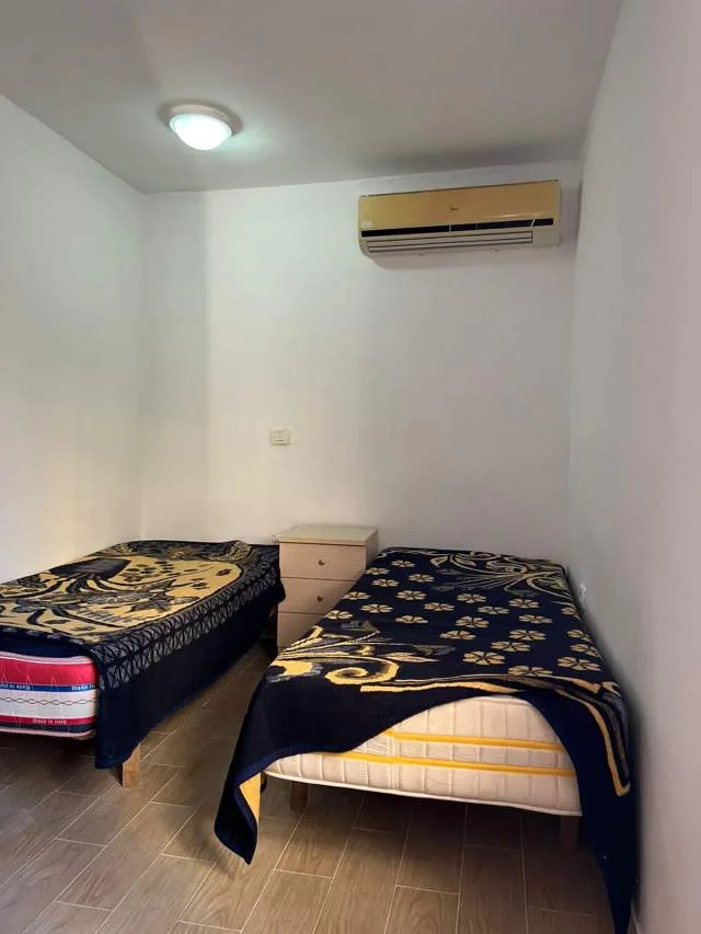 Tirane, jap me qera shtepi, 1+1, me oborr, 45 m2, 200 euro  (Rruga Todi Shkurti, tek Grandi, tregu elektrik)