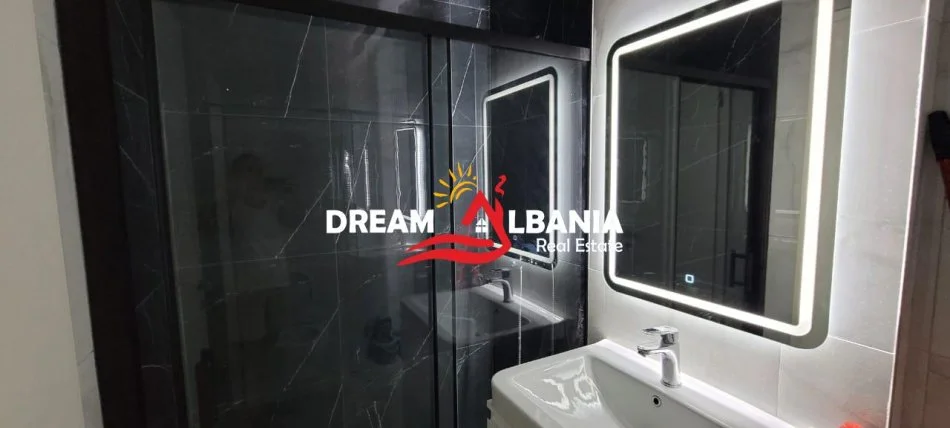 Tirane, jepet me qera apartament 1+1 , 63 m² 550 € (Prane 21-Dhjetorit tek Kompleksi Kontakt)