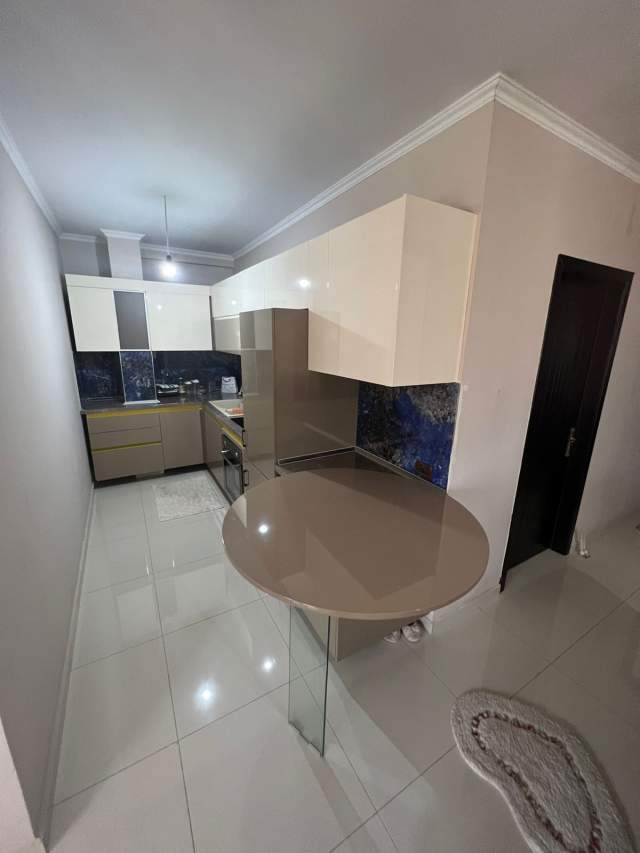 Korce, jepet me qera apartament 1+1+BLK Kati 5, 115 m² 250 Euro (Nesti Vreto)