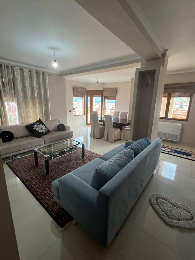 Korce, jepet me qera apartament 1+1+BLK Kati 5, 115 m² 250 Euro (Nesti Vreto)