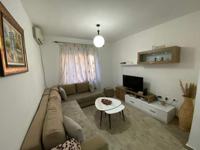 Tirane, jepet me qera apartament 1+1 Kati 1, 70 m² 45.000 Leke (Rruga Kongresi Lushnjes)