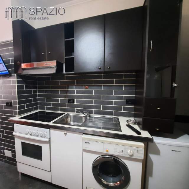 Tirane, jepet me qera apartament 1+1 Kati 2, 39 m² 370 Euro (Rruga ''5 Maji'')