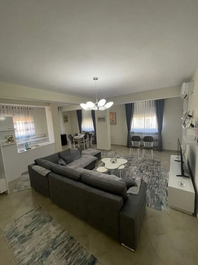 Tirane, jepet me qera Vile Kati 0, 1.000 m² 6.000 Euro (Kinostudio)