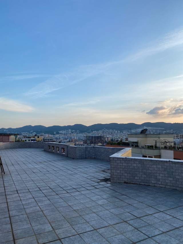 Shitet apartament 2+1 ne 21 Dhjetor,pas Joenes.