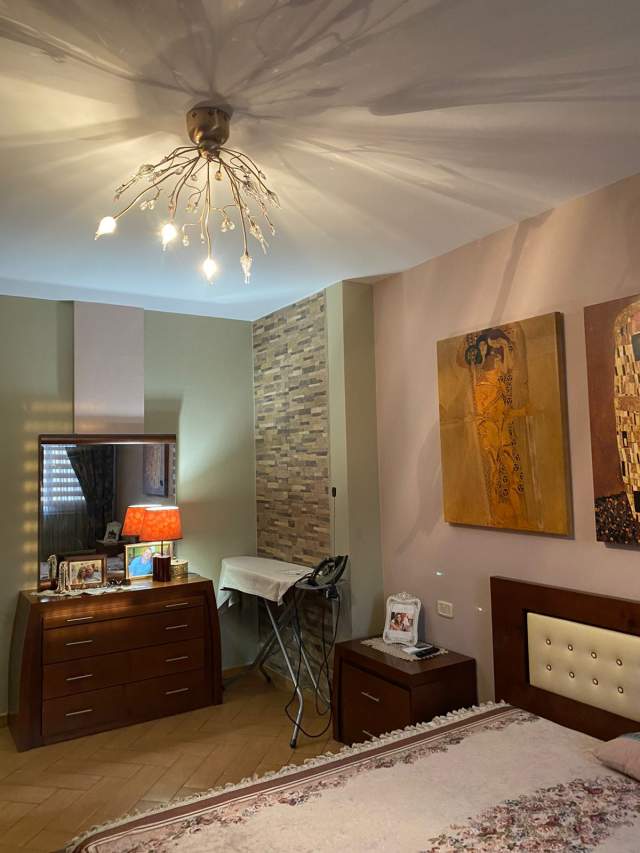 Shitet apartament 2+1 ne 21 Dhjetor,pas Joenes.