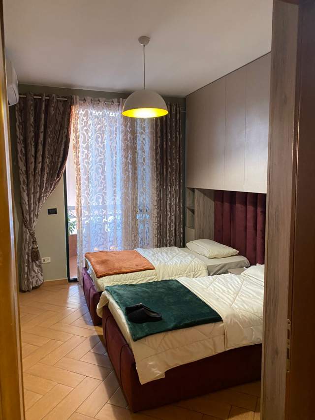 Shitet apartament 2+1 ne 21 Dhjetor,pas Joenes.