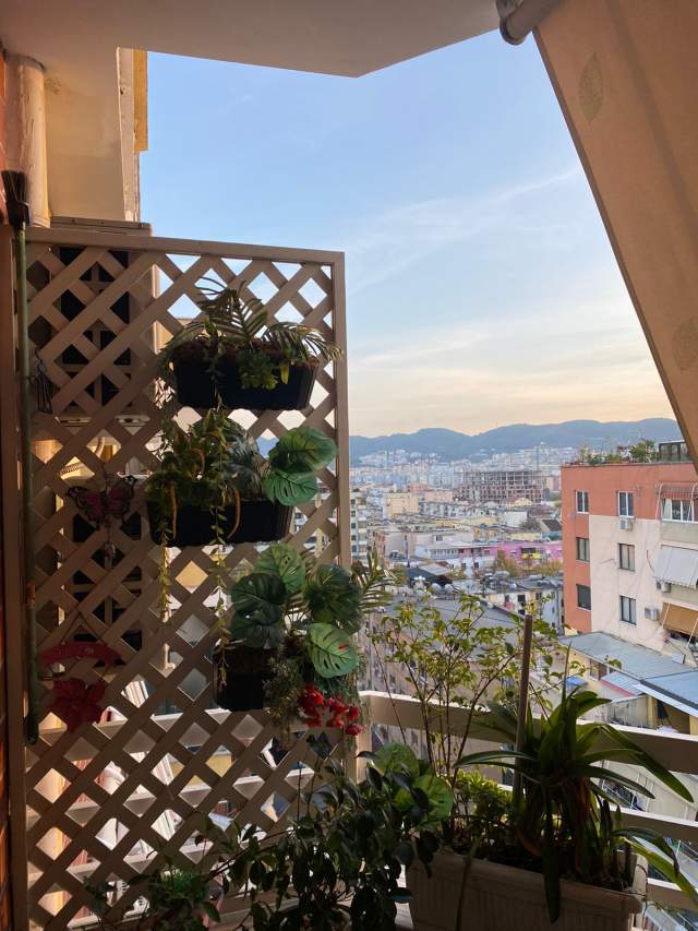Shitet apartament 2+1 ne 21 Dhjetor,pas Joenes.
