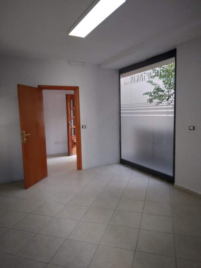 Tirane, jepet me qera zyre Kati 1, 160 m² 1.200 Euro (Faik Konica)