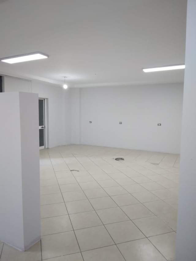 Tirane, jepet me qera zyre Kati 1, 160 m² 1.200 Euro (Faik Konica)