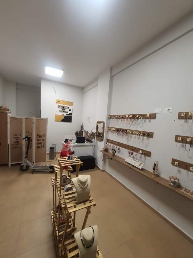 Tirane, shitet dyqan Kati 0, 57 m² 113.200 Euro (zogu i zi)