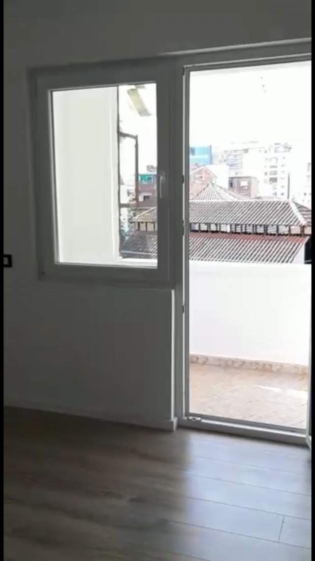 Shitet apartament 2+1 tek Mozaiku,Tirane.