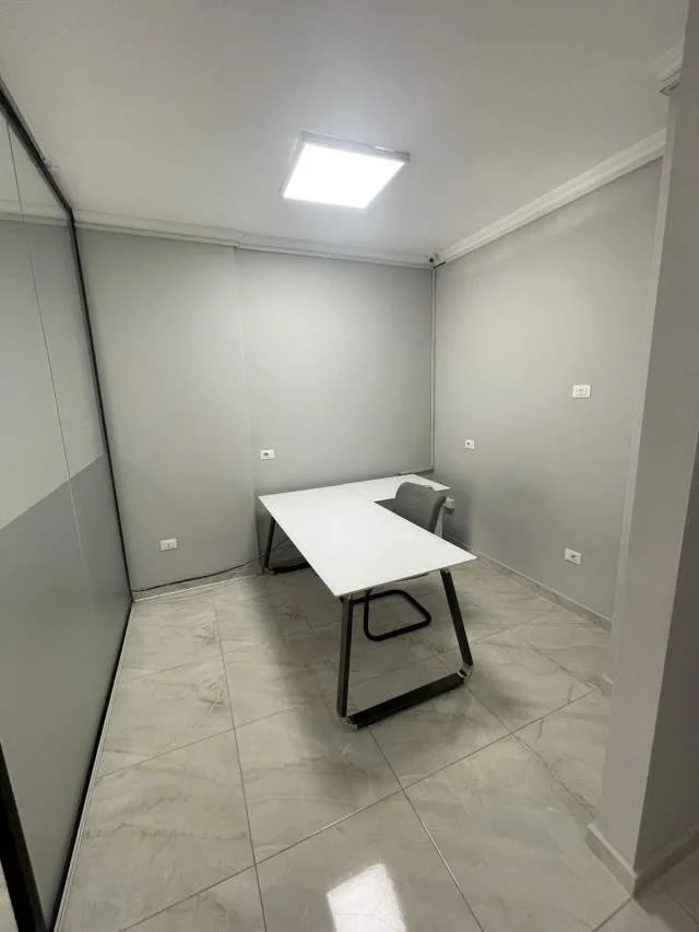 Tirane, jepet me qera ambjent biznesi Kati 3, 68 m² 550 Euro (Komuna e Parisit)