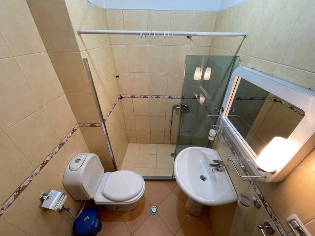 Tirane, jepet me qera apartament 1+1 Kati 1, 65 m² 350  (Qendra KRISTAL)