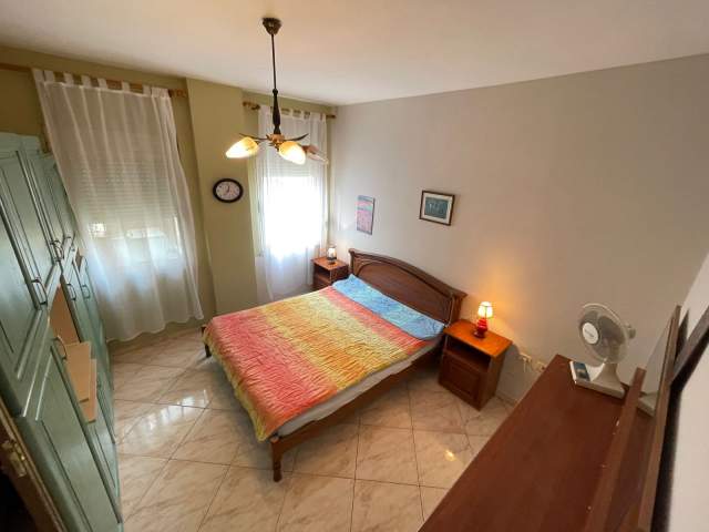 Tirane, jepet me qera apartament 1+1 Kati 1, 65 m² 350  (Qendra KRISTAL)